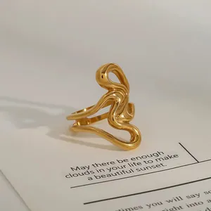 Bague dorée minimaliste au design fluide ondulé en acier inoxydable