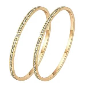 Eleganti bracciali in acciaio al titanio oro con dettagli in cristallo scintillante.
