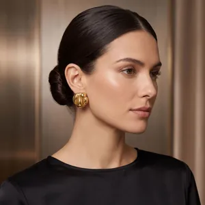 Élégantes boucles d'oreilles rondes à texture géométrique en acier doré à l'or 18 carats
