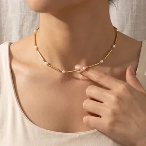 Elegante collar de tubo de bambú chapado en oro de 18 quilates con perlas