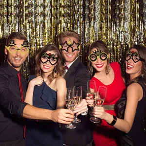 Lunettes de fête du Nouvel An et accessoires photo présentés lors d'une célébration.