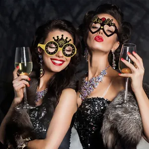Lunettes de fête de nouvel an festives avec design de cœur pailleté et de couronne
