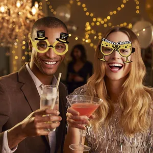 Couple portant des lunettes de fête festives Happy New Year lors d'une soirée