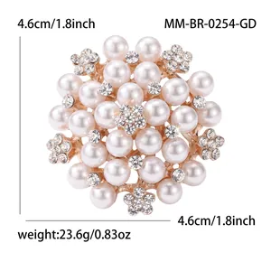 Broche perle fleur élégante avec strass, taille 4,6 cm, poids 23,6 g, finition dorée.