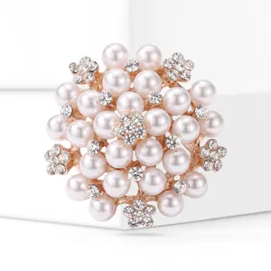 Gros plan d'une élégante broche fleur ornée de perles lustrées et de strass brillants