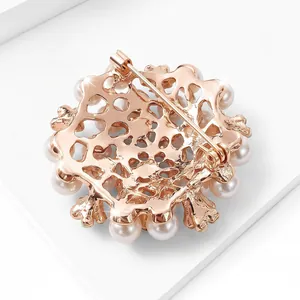 Élégante broche en or rose avec perles, vue arrière de haute qualité sur fond blanc.