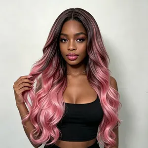 Gros plan d'une perruque synthétique rose ombré longue et ondulée avec racines foncées.