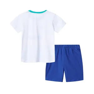 Ensemble d'été deux pièces pour garçon avec t-shirt blanc et short bleu, vue de dos