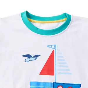 T-shirt en coton blanc pour garçon avec col bleu sarcelle et broderie de voilier élégante