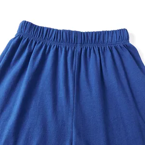Gros plan de short bleu pour garçon avec taille élastique en coton doux