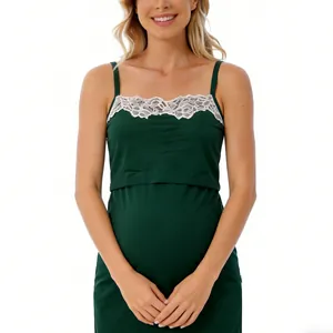 Dettaglio di un abito premaman verde scuro con bordo in pizzo bianco per l'allattamento