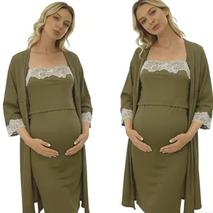 Set pigiama premaman in due pezzi verde oliva con bordo in pizzo per allattamento.