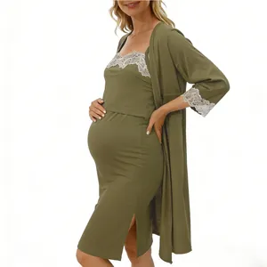 Dettaglio ravvicinato del set vestaglia e camicia da notte premaman verde oliva.
