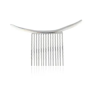 Détail d'un peigne à cheveux en métal argenté incurvé minimaliste sur fond blanc pur