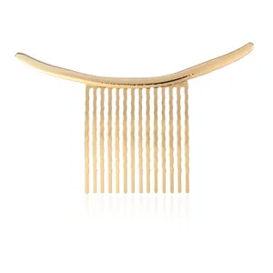 Gros plan d'un peigne à cheveux doré minimaliste avec barre incurvée sur fond blanc.
