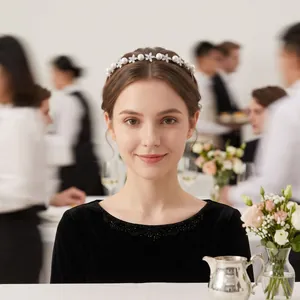 Elegante modella che indossa un cerchietto floreale di zirconi e perle per una cena formale.