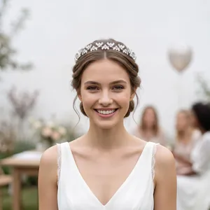 Primo piano di un elegante cerchietto in zircone indossato da una sposa all'aperto