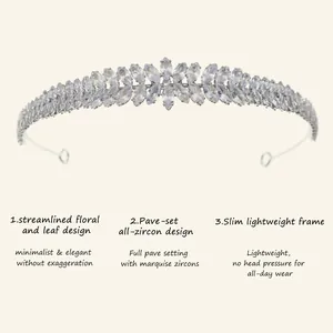 Dettaglio del cerchietto tiara in argento con zirconi marquise e motivi a foglia