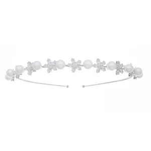 Elegante cerchietto in argento con perle bianche e fiori di zircone scintillanti
