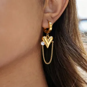 Eleganti orecchini a cerchio a cuore d'oro con zirconi e delicato dettaglio catena.