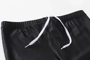 Détail de la taille du maillot de bain pour enfants avec cordon de serrage blanc