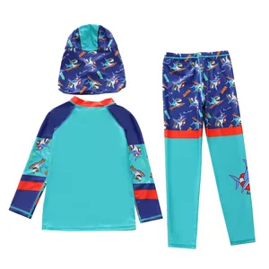 Détail d'un ensemble de maillot de bain bleu pour enfants avec motif de requin