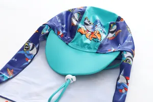 Vue détaillée d'un chapeau de soleil pour enfants avec motif requin et protège-nuque.