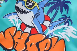 Gros plan de l'imprimé requin sur le tissu bleu du maillot de bain enfant
