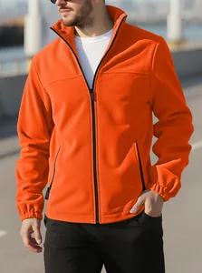Gros plan d'une veste polaire orange vif pour homme avec fermeture éclair et col montant.