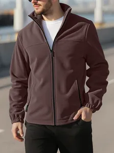 Vue détaillée d'une veste en polaire marron pour homme avec col montant et zip