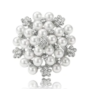 Eleganter Blumen-Broschen-Anstecker mit weißen Perlen und glitzernden Strasssteinen.