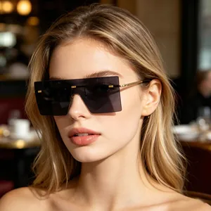 Vue détaillée de lunettes de soleil carrées surdimensionnées d'une seule pièce pour femmes