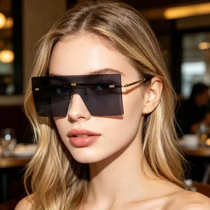 Vue détaillée de lunettes de soleil de luxe surdimensionnées carrées pour femmes