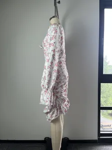 Vue latérale d'une robe fleurie avec poignets à volants et détails froncés