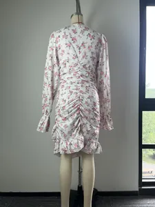 Vue arrière détaillée d'une mini robe fleurie blanche avec un ourlet à volants