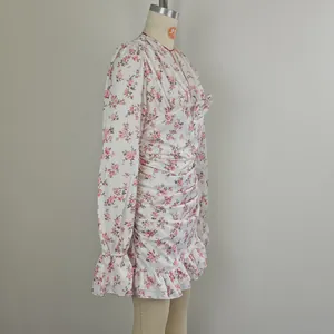 Vue latérale d'une robe fleurie à col en V avec poignets à volants et taille froncée
