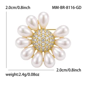 Élégante broche tournesol avec pavé de zircones et perles en forme de larme dorée