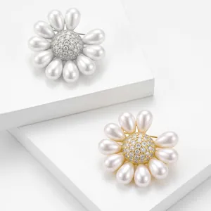 Élégantes broches tournesol avec zircons micro-pavés et pétales en perles poires