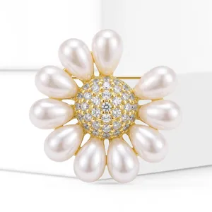 Vue détaillée d'une broche tournesol ornée de zircons et de perles en forme de goutte.
