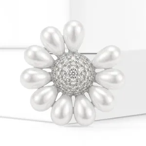 Détail d'une broche tournesol avec pétales en perles et centre en zircone brillant.