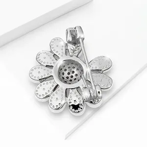 Broche élégante en forme de tournesol avec micro-pavage de zircon sur fond blanc moderne