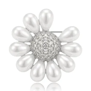 Élégante broche tournesol en argent avec micro-pave de zircons et pétales de perles.