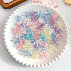 Primo piano di perle acriliche a forma di stella marina colorate per gioielli fai da te.