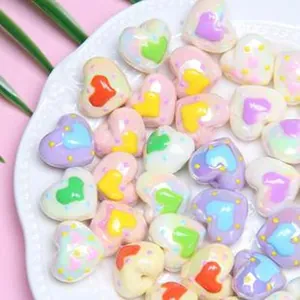 Dettaglio ravvicinato di perline acriliche colorate a forma di cuore per gioielli fai-da-te