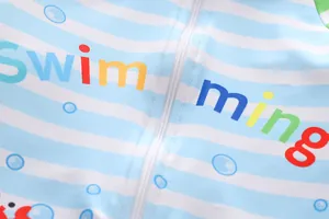 Nahaufnahme von UV-Schutz-Badeanzug für Jungen mit buntem Swimming-Aufdruck