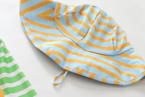 Detail des blau-gelb gestreiften Sonnenhutes für Kinder aus schnelltrocknendem Stoff.