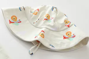 Detailansicht eines schnelltrocknenden Kinder-Schwimmhuts mit UV-Schutz und Löwen-Print