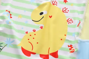 Detaillierte Makroansicht eines süßen gelben Dinosaurier-Prints auf Kinder-Badebekleidung