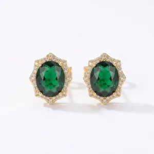 Élégantes boucles d'oreilles puces dorées avec une pierre verte ovale