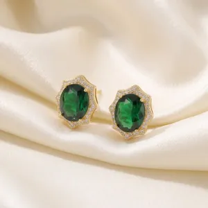 Élégantes boucles d'oreilles vintage en forme de fleur vert émeraude dorées sur soie